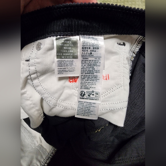 ✨️NWT✨️ Levi's 315 Shaping Boot Cut, Black Corduroy, Size 32 x 30 - Picture 6 of 7